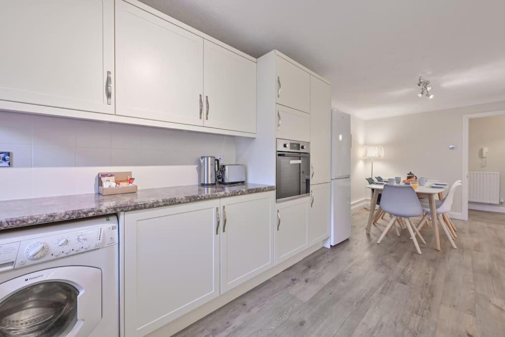 Spacious Sandbanks Apartment Near Beach And Bars With Free Parking Poole Eksteriør bilde
