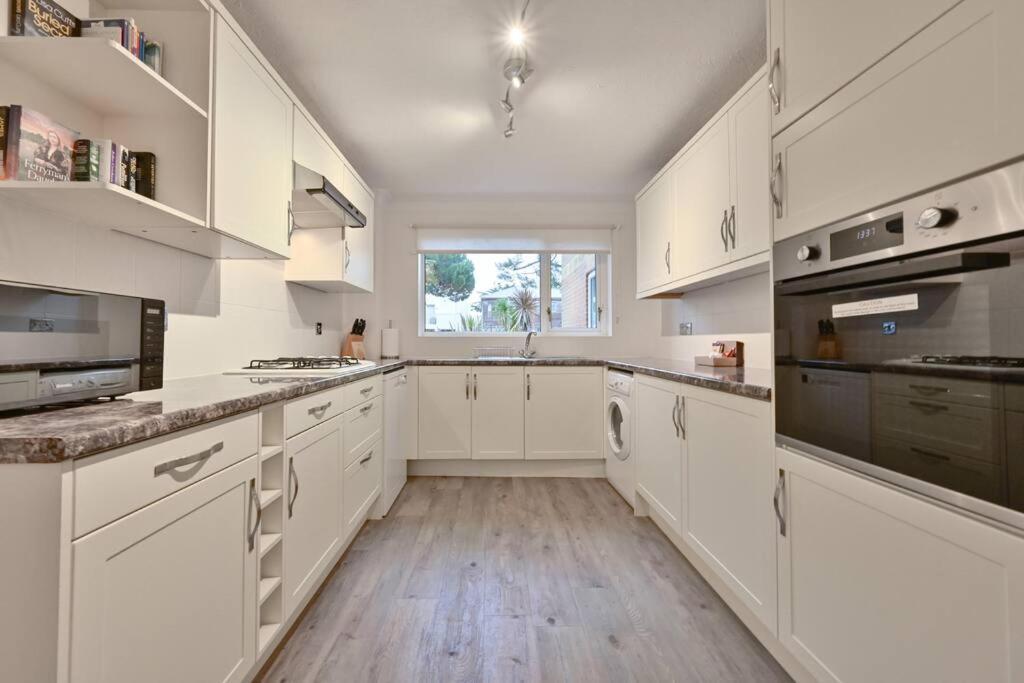Spacious Sandbanks Apartment Near Beach And Bars With Free Parking Poole Eksteriør bilde